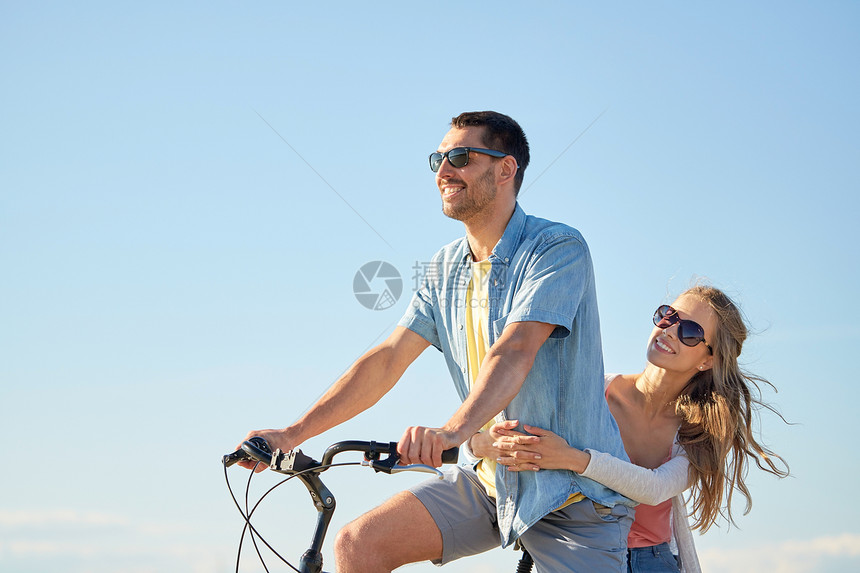 人们,休闲生活方式的快乐的轻夫妇骑自行车夏天快乐的夫妇夏天骑自行车图片
