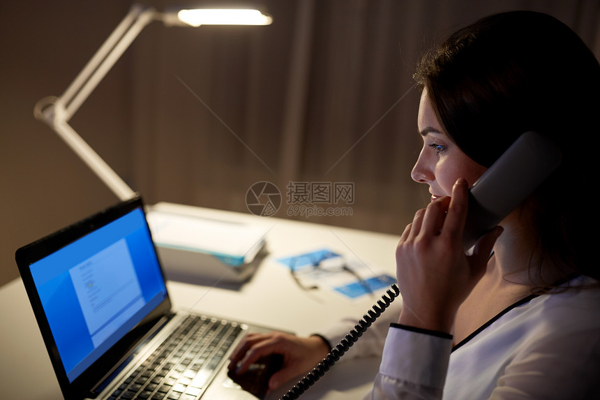 商务,过度工作,截止日期人的女人笔记本电脑上打字夜间办公室打电话笔记本电脑的女人夜间办公室打电话图片