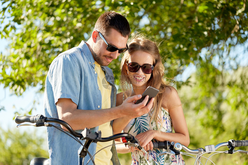 人们,技术生活方式的快乐的夫妇与自行车智能手机乡下夏天快乐的夫妇与自行车智能手机户外图片