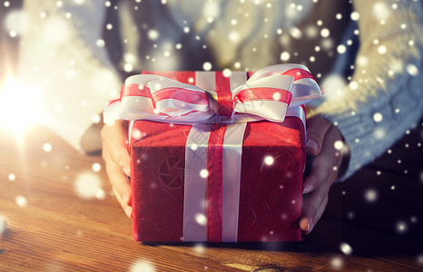 诞节,假日,礼物,新人们的靠近女人的手,着装饰蝴蝶结的礼品盒用诞礼物接近女人图片
