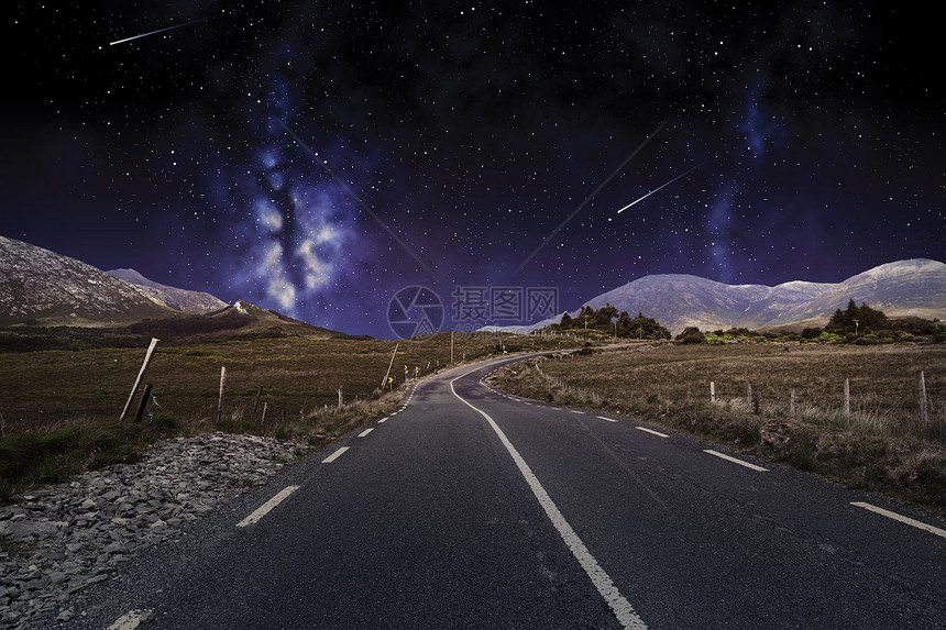 旅行,天文学景观沥青道路夜空与流星背景夜空上的沥青路图片