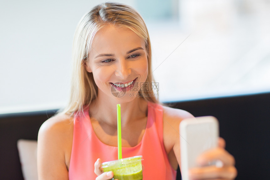 技术,人休闲快乐的女人与智能手机冰沙饮料素食奶昔餐厅自拍智能手机的女人餐馆自拍图片