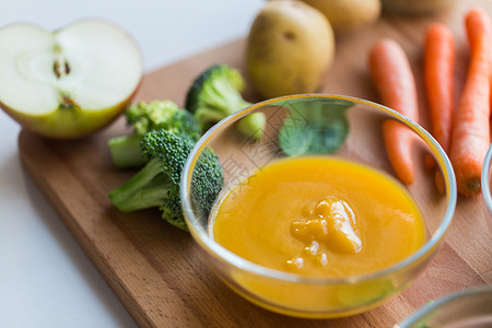 婴儿食品,健康饮食营养蔬菜泥璃碗木板上璃碗中的蔬菜泥婴儿食品图片