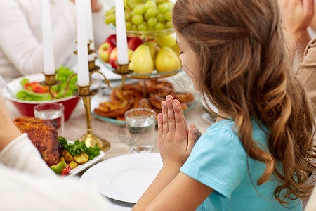 节日,感恩节人们的女孩与家人吃晚饭,家祈祷家人家里吃饭祈祷的女孩图片