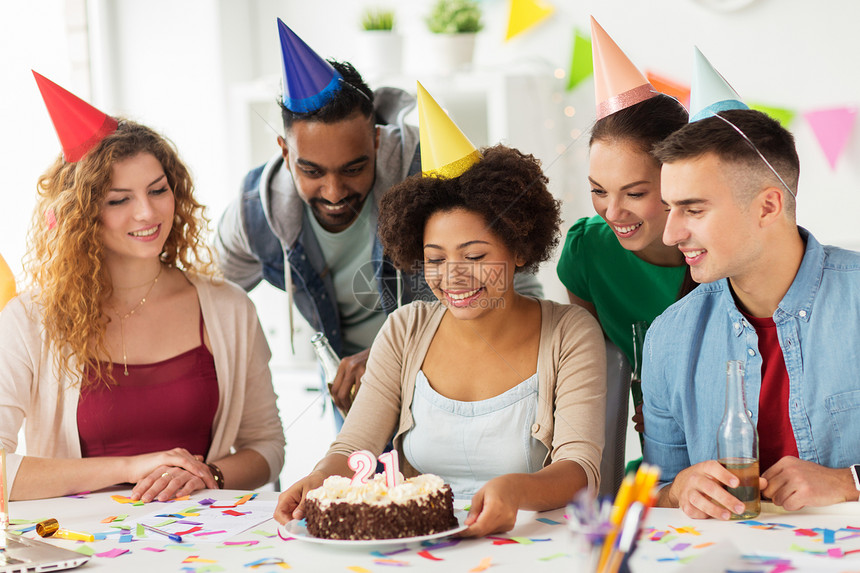 公司聚会人的快乐队与蛋糕非酒精饮料庆祝同事21岁生日办公室聚会队办公室生日聚会上问候同事图片