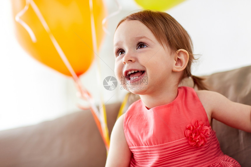 童,假期,情感人的快乐的女婴家里的生日聚会快乐的女婴家里的生日聚会上图片