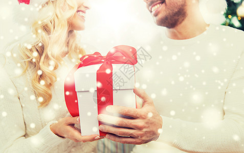 冬天,假期,诞节人们的亲密的幸福夫妇与诞礼物家家里给夫妇送诞礼物图片