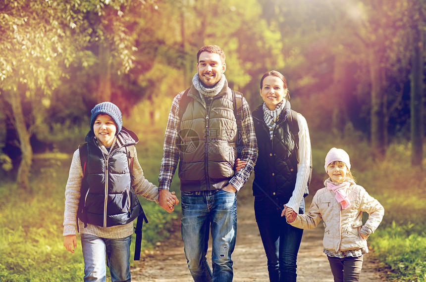 旅行,旅游,徒步旅行人们的快乐的家庭步行与背包树林带背包徒步旅行的幸福家庭图片