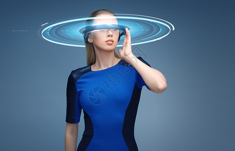 虚拟现实装置增强现实,科学,技术人的美丽的女人未来的三维眼镜与虚拟投影蓝色背景妇女虚拟现实三维眼镜与全息图设计图片