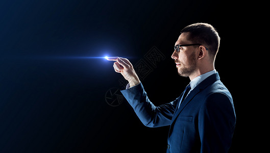 商业,人未来的技术商人西装眼镜与激光黑色背景商人戴着眼镜,激光照射黑色上图片