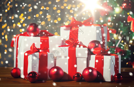 诞节,假日,礼物,新庆祝礼品盒红色球下的诞节树木地板上诞树下的礼品盒红球图片