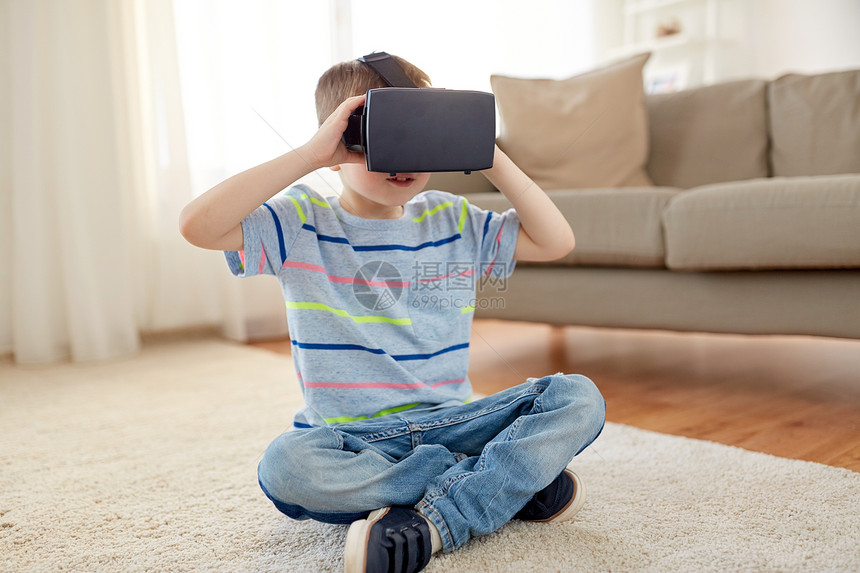 技术,增强现实,娱乐活动人的小男孩与虚拟耳机3D眼镜家里玩家里戴着VR耳机3D眼镜的小男孩图片
