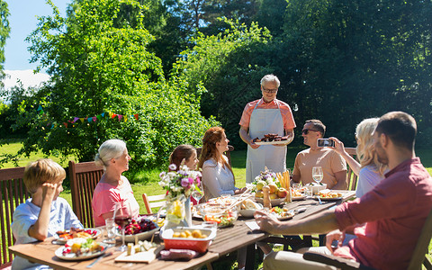 休闲,假日人们的快乐的家庭,节日的晚餐夏季花园聚会快乐的家庭吃晚饭夏季花园派背景图片