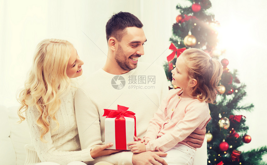 家庭,诞节,假日人的快乐的母亲,父亲小女儿坐家里的沙发上幸福的家庭家里诞树图片