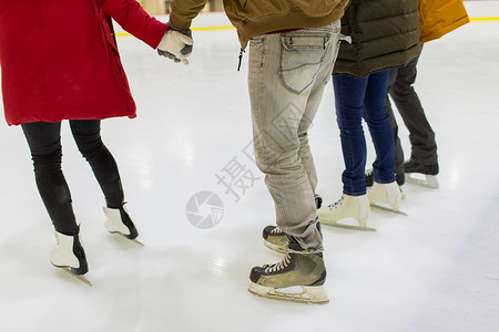 人们,冬季休闲的亲密的朋友溜冰场溜冰场上亲密的朋友图片
