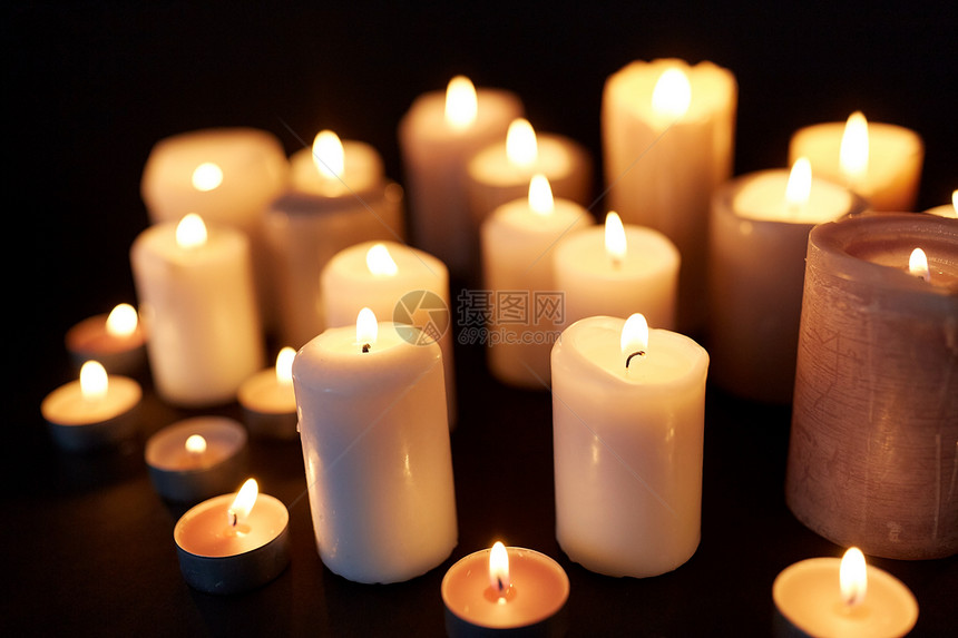 哀悼纪念的蜡烛燃烧黑暗中的黑色背景蜡烛黑暗中燃烧黑色的背景上图片