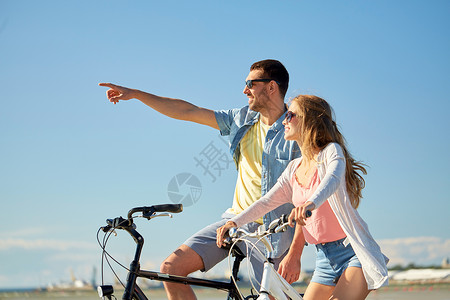 人,休闲生活方式的快乐的轻夫妇骑自行车海边快乐的轻夫妇海边骑自行车图片