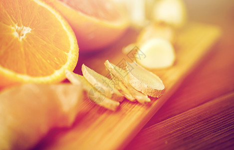 传统医学,烹饪民族科学生姜,橙色,柚子大蒜木板上木板上的生姜大蒜橘子图片