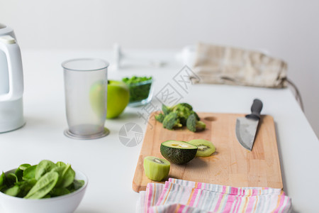 健康饮食烹饪厨房桌子上的绿色水果蔬菜厨房桌子上的绿色水果蔬菜图片