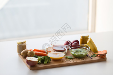 婴儿食品,健康饮食营养蔬菜水果泥璃碗木板上璃碗中的蔬菜泥婴儿食品图片