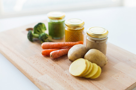 婴儿食品,健康饮食营养蔬菜泥璃瓶木板上璃罐中的蔬菜泥婴儿食品图片