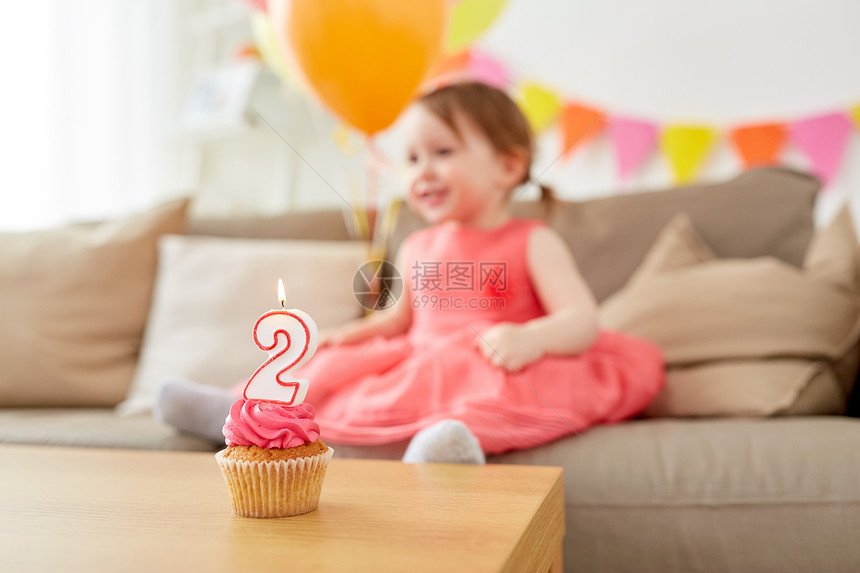 童庆祝生日蛋糕与蜡烛两岁的女婴家里聚会两岁女婴的生日蛋糕图片