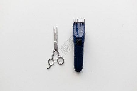 头发工具,发型美发修剪机剪刀剪刀白色背景白色背景上的理发器剪刀背景图片