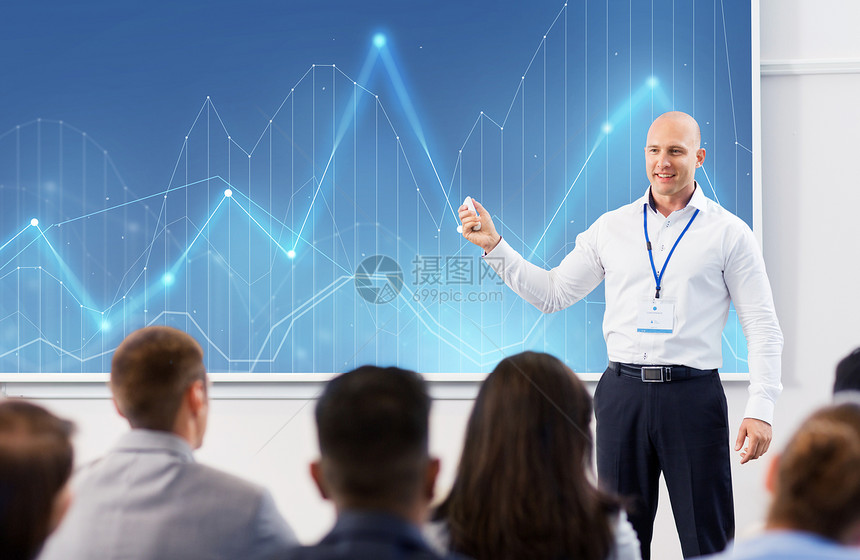 商业,统计人的微笑的商人讲师与图表投影屏幕学生会议演示讲座出席商务会议讲座的群人图片