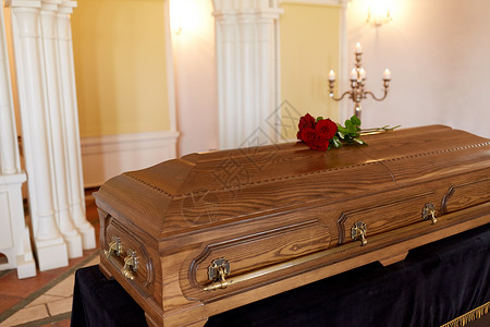 葬礼哀悼教堂木制棺材上的红玫瑰花教堂木制棺材上的红玫瑰花背景