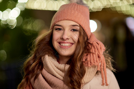 节日人们的美丽的快乐轻妇女的肖像诞灯冬季晚上快乐的轻女人冬天的诞灯上图片
