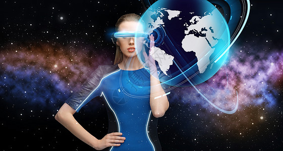 地球美丽素材增强现实,科学,未来技术人的美丽的女人未来的三维眼镜与虚拟地球投影背景虚拟现实中的女与地球的三维眼镜背景