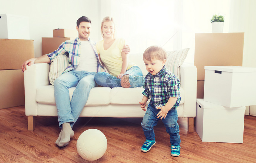 抵押贷款,人,住房,移动房地产的幸福的家庭与盒子玩球新的家幸福的家庭搬新家玩球图片