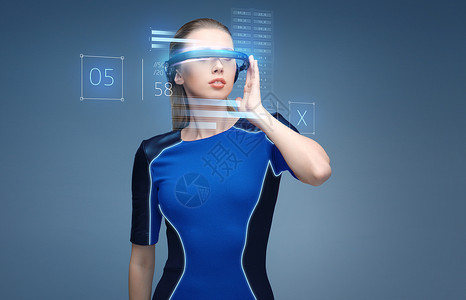 安卓闪充线增强现实,科学,技术人的美丽的女人未来的3D眼镜与病图表投影蓝色背景虚拟现实中的女人带图表的三维眼镜设计图片