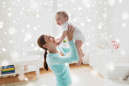家庭,孩子父母的快乐的微笑轻母亲小婴儿家里下雪快乐的轻妈妈小宝宝家图片