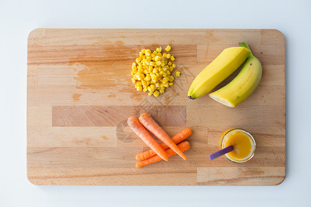 婴儿食品,健康饮食营养璃罐泥与胡萝卜,香蕉玉米木板上水果蔬菜的纯净物婴儿食品背景图片