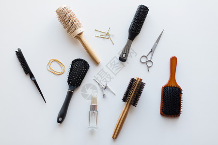 梳子开销头发工具,美容美发剪刀,同的刷子,别针造型喷雾白色背景剪刀,刷子,夹子造型喷雾背景