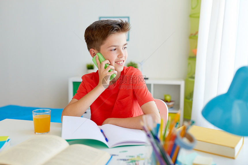 教育技术沟通快乐的学生男孩分散注意力,作业,家打电话给智能手机学生男孩家打电话给智能手机图片