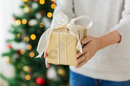 诞节,假日人们的家里用礼品盒靠近男人家着诞礼物的男人图片