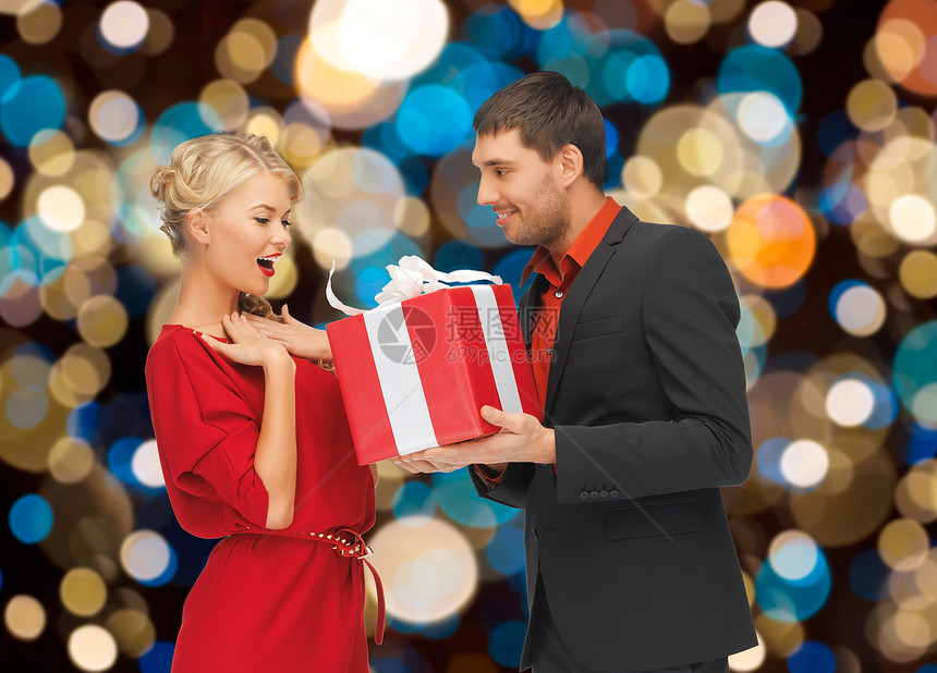 假日,情人节,诞节人们的幸福的夫妇与现的灯光背景带着诞礼物的幸福夫妇图片