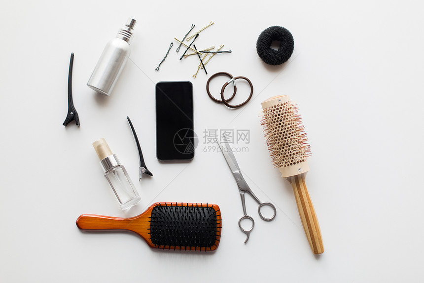 头发工具,美容美发智能手机,剪刀,刷子造型喷雾与别针领带白色背景智能手机,刷子其他头发工具图片
