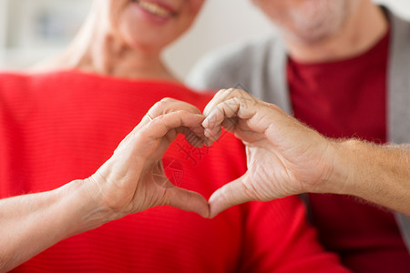 关系,爱老人的亲密的老夫妇手心手势特写老夫妇手心标志图片
