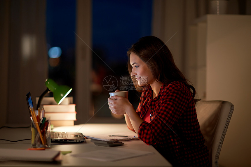 教育,技术,自由职业,过度工作人的女人学生女孩带着笔记本电脑家里喝咖啡带笔记本电脑咖啡的学生女人晚上家图片