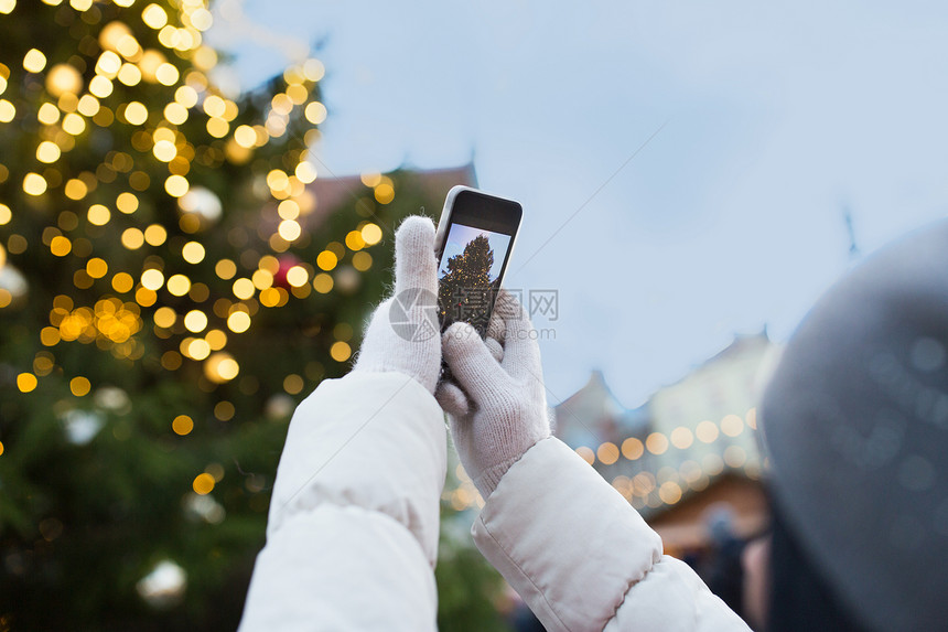 假日,技术人的手与智能手机拍摄诞树手智能手机拍摄诞树图片