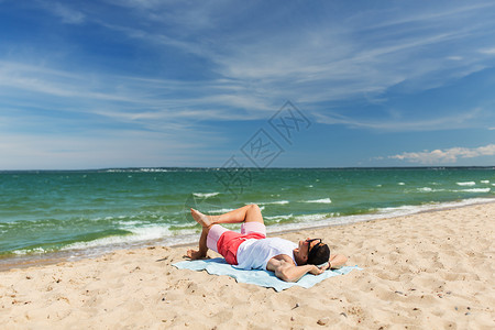 海滨毛巾日光浴晒成棕褐色高清图片