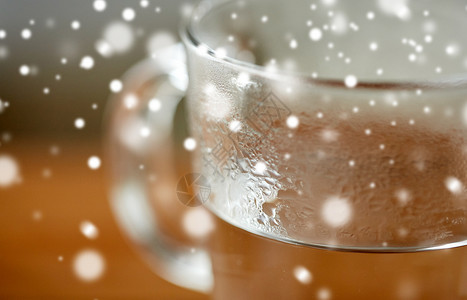 喝璃与热水雪上用热水关上璃图片