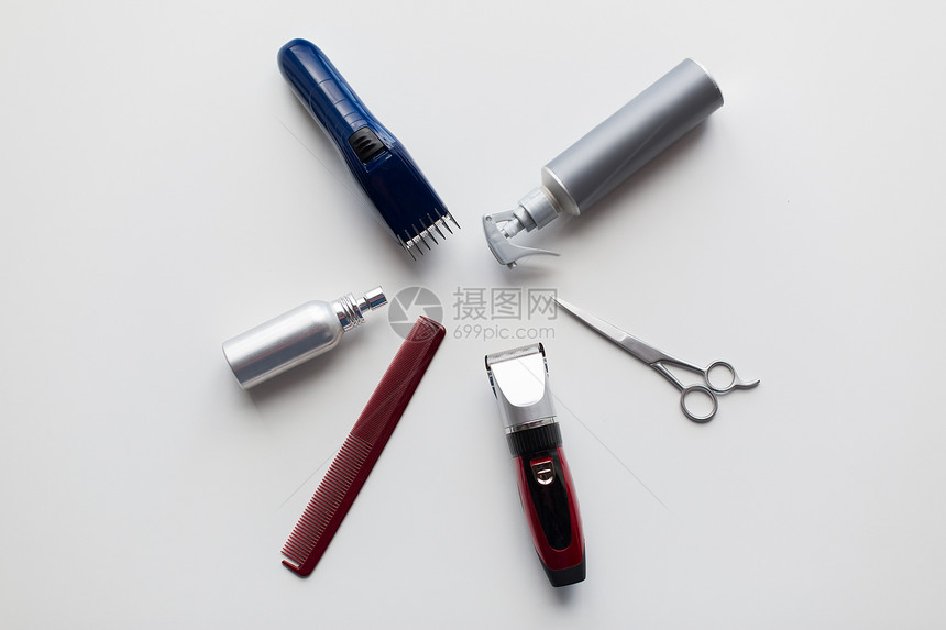 头发工具,发型美发造型喷雾,修剪剪刀与剪刀梳子白色背景造型头发喷雾,剪刀,梳子剪刀图片