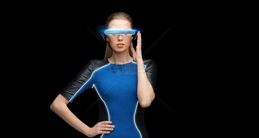 虚拟现实,科学,未来技术人的美丽的女人未来的三维眼镜黑色背景女人虚拟现实中的三维眼镜超过黑色图片