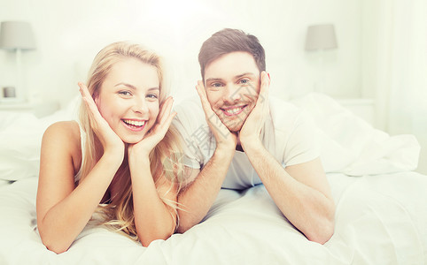 人,休息,爱,关系幸福的幸福的夫妇躺家里的床上幸福的夫妇躺家里的床上图片