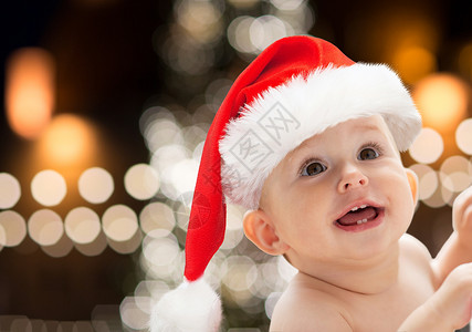 关棍节诞节,假日人的快乐的小男孩女孩诞老人帽子灯光背景诞节时把小宝宝关诞老人的帽子里背景
