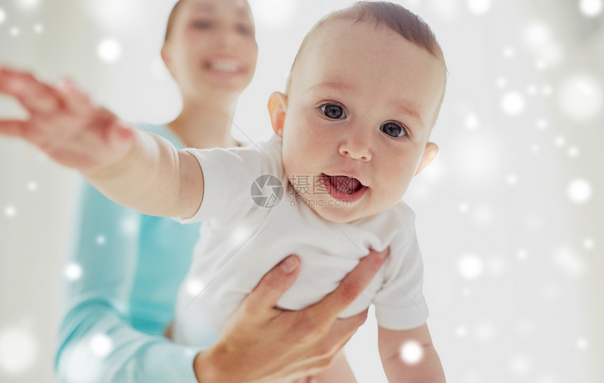 家庭,孩子婴儿的亲密的快乐微笑的轻母亲与小婴儿雪地上快乐的轻妈妈小宝宝图片